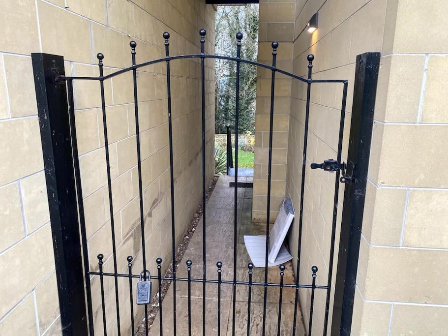 The Retreat, Luxury Studio Apartment In Bath With Parking Bagian luar foto