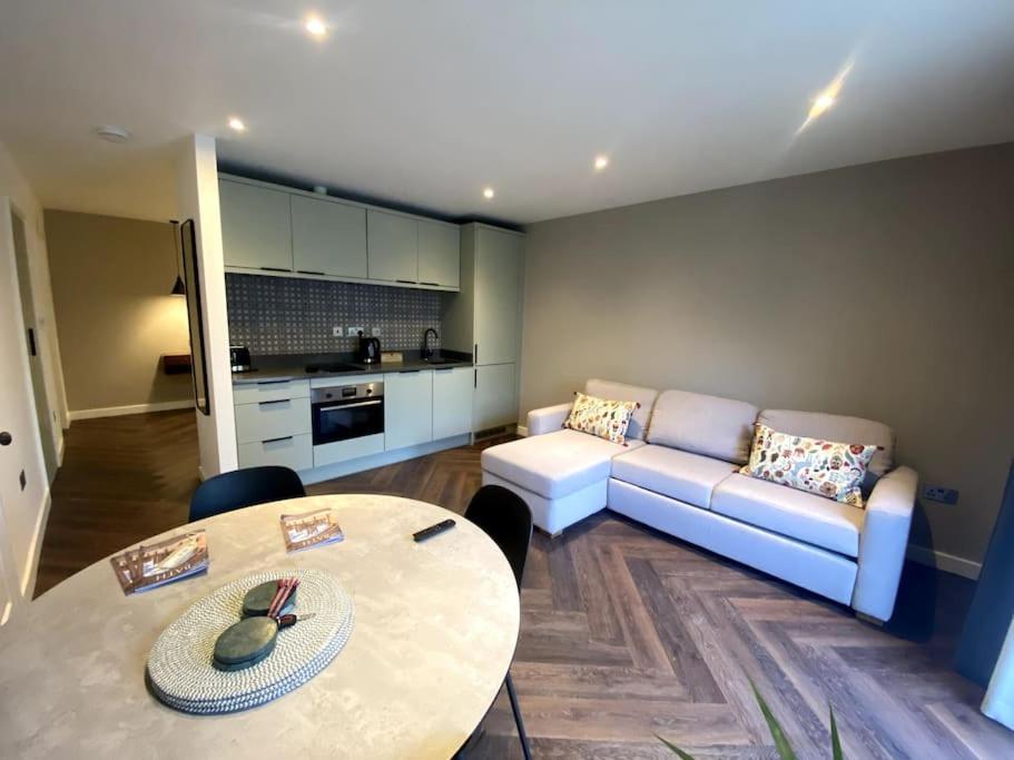 The Retreat, Luxury Studio Apartment In Bath With Parking Bagian luar foto