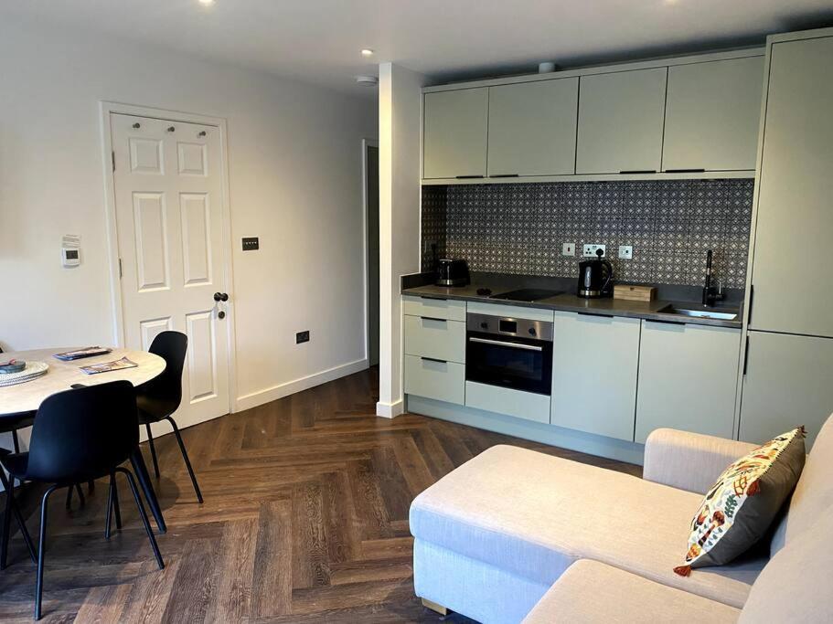 The Retreat, Luxury Studio Apartment In Bath With Parking Bagian luar foto