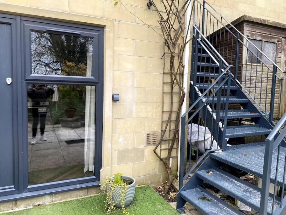 The Retreat, Luxury Studio Apartment In Bath With Parking Bagian luar foto