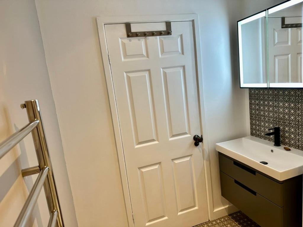 The Retreat, Luxury Studio Apartment In Bath With Parking Bagian luar foto