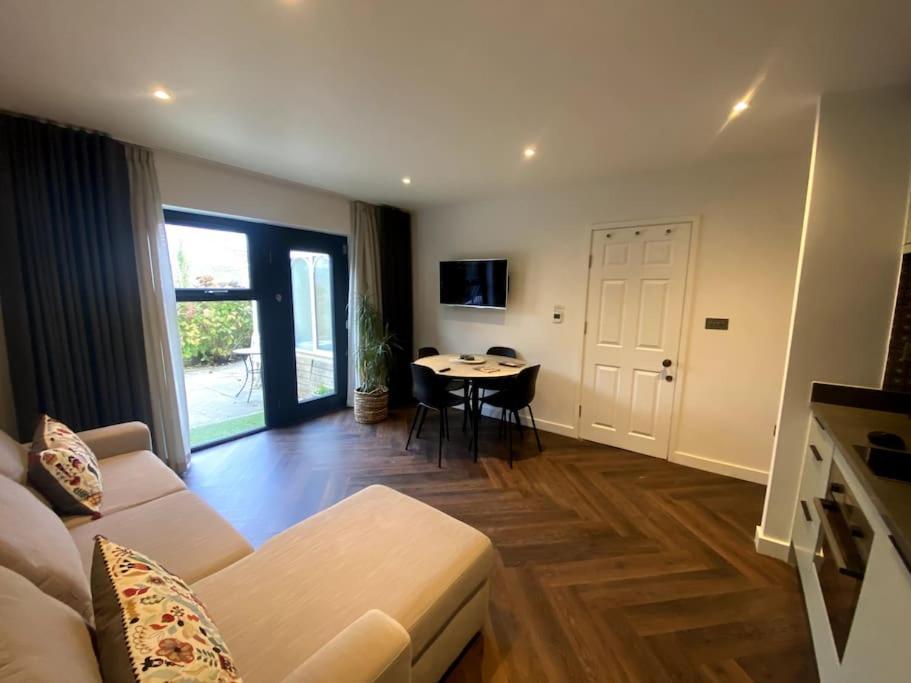 The Retreat, Luxury Studio Apartment In Bath With Parking Bagian luar foto