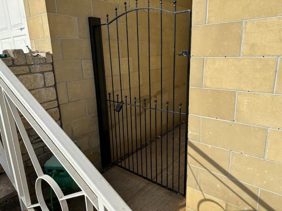 The Retreat, Luxury Studio Apartment In Bath With Parking Bagian luar foto